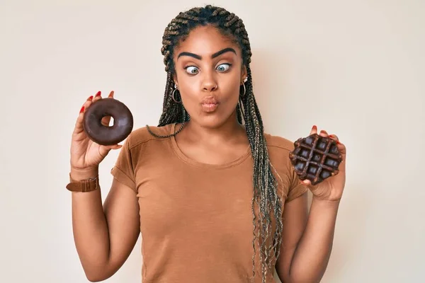 Fiatal Afro Amerikai Copfos Kezében Csokoládé Fánk Gofri Hogy Hal — Stock Fotó