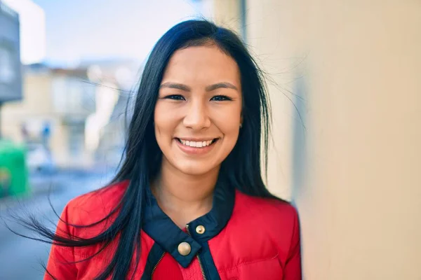 Giovane Donna Latina Sorridente Felice Appoggiata Muro Della Città — Foto Stock