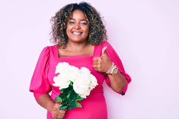 Junge Afrikanisch Amerikanische Size Frau Mit Blumen Die Fröhlich Und — Stockfoto