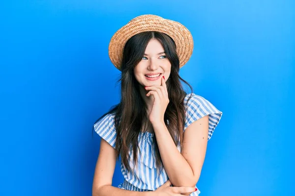 Νεαρή Όμορφη Καυκάσια Κοπέλα Φορώντας Καλοκαιρινό Καπέλο Χαμογελώντας Αναζητούν Αυτοπεποίθηση — Φωτογραφία Αρχείου