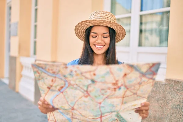 年轻的拉丁女游客在度假时高兴地微笑着 拿着城市地图走在街上 — 图库照片