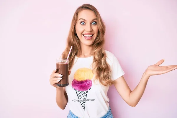 Jovem Caucasiana Com Cabelo Loiro Bebendo Batido Chocolate Comemorando Realização — Fotografia de Stock