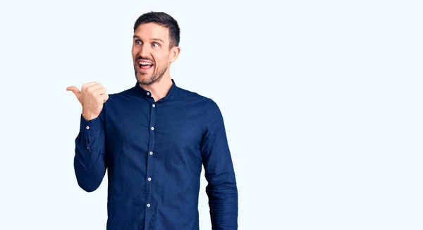 Joven Hombre Guapo Con Camisa Casual Sonriendo Con Cara Feliz — Foto de Stock