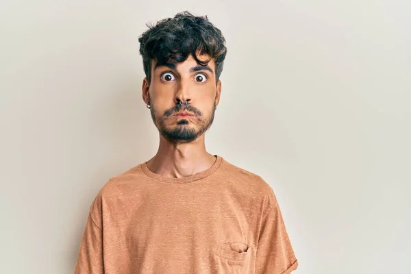Günlük Kıyafetler Giyen Genç Spanyol Adam Komik Yüzlü Yanakları Şişiriyor — Stok fotoğraf