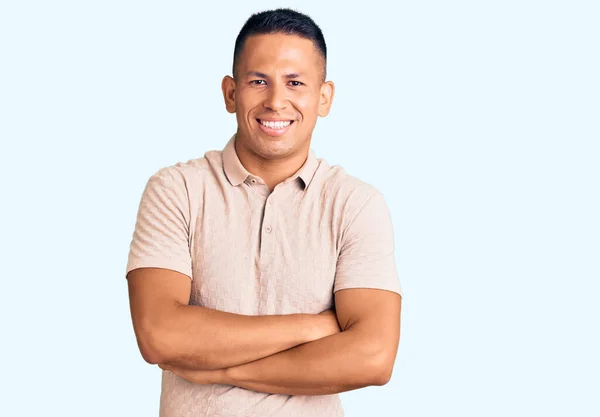 Mladý Pohledný Latinskoamerický Muž Neformálním Oblečení Šťastný Obličej Usmívající Zkříženýma — Stock fotografie