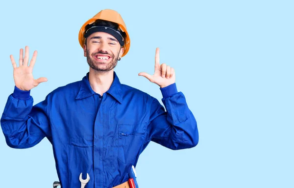 Jonge Spaanse Man Arbeidersuniform Met Vingers Nummer Zeven Glimlachend Vol — Stockfoto