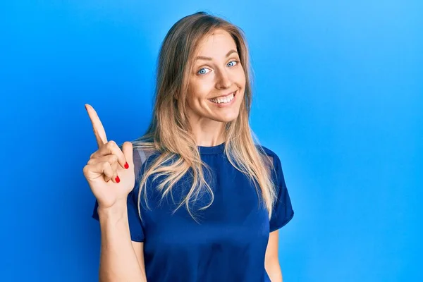 Vacker Kaukasiska Kvinna Bär Casual Blå Shirt Leende Med Idé — Stockfoto