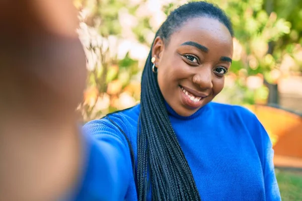 Jeune Femme Afro Américaine Souriante Heureux Faire Selfie Par Caméra — Photo