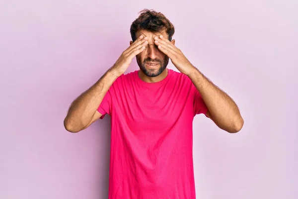 Homem Bonito Com Barba Vestindo Camiseta Rosa Casual Sobre Fundo — Fotografia de Stock