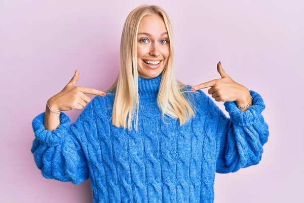 Ung Blond Flicka Bär Ull Vinter Tröja Ser Säker Med — Stockfoto