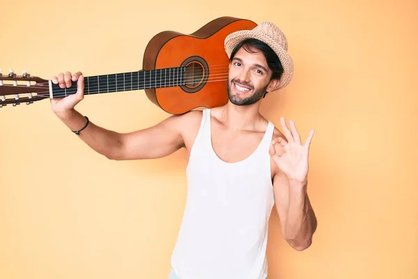 Bonito Homem Hispânico Com Guitarra Clássica Fazendo Sinal Com Dedos — Fotografia de Stock