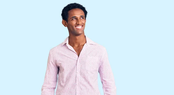Afroamerykanin Przystojny Mężczyzna Luźnej Różowej Koszuli Odwraca Wzrok Uśmiechem Twarzy — Zdjęcie stockowe