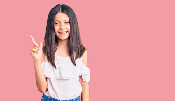 Schöne Kindermädchen Lässiger Kleidung Mit Einem Breiten Lächeln Gesicht Die — Stockfoto