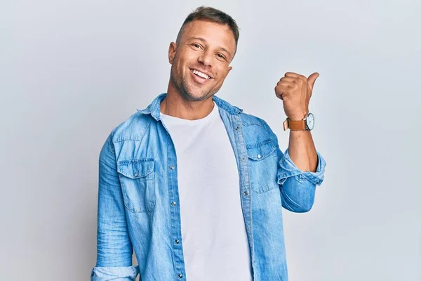 Snygg Muskel Man Bär Casual Denim Jacka Leende Med Glad — Stockfoto