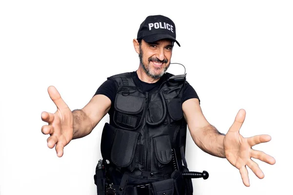 Politieagent Van Middelbare Leeftijd Draagt Politie Uniform Kogelvrij Vest Witte — Stockfoto