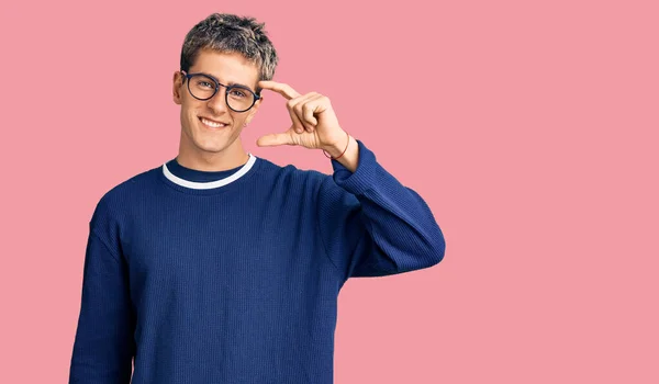 Mladý Pohledný Muž Neformálním Oblečení Brýlích Usmívající Sebevědomý Gestikuluje Rukou — Stock fotografie