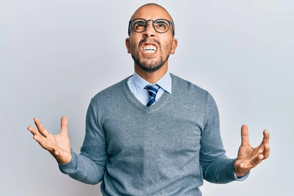 Hispanische Erwachsene Mann Mit Brille Und Business Stil Verrückt Und — Stockfoto