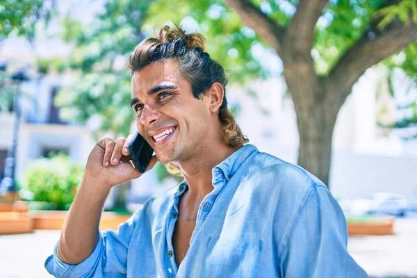Joven Hombre Hispano Conversando Smartphone Calle Ciudad —  Fotos de Stock