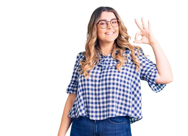 Mujer Caucásica Joven Con Ropa Casual Sonriendo Positiva Haciendo Signo — Foto de Stock