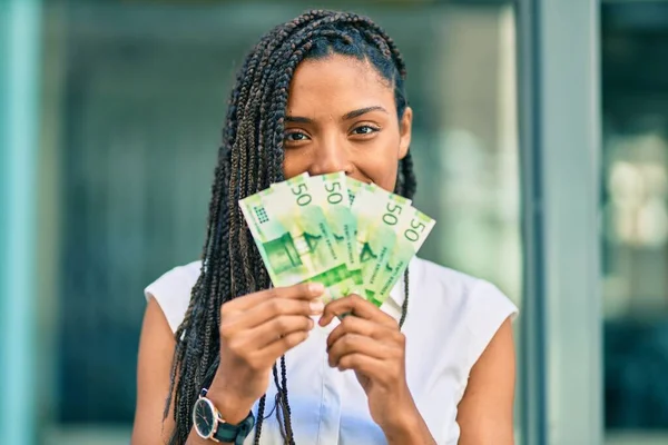 Jonge Afro Amerikaanse Vrouw Bedekt Mond Met Noorse Kronen Bankbiljetten — Stockfoto