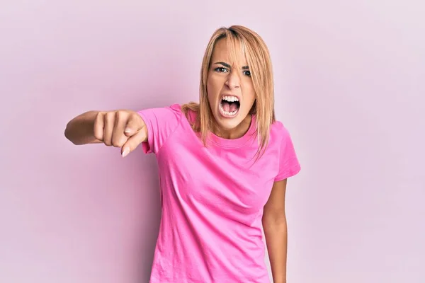 Schöne Blonde Frau Lässigem Rosa Shirt Die Unzufrieden Und Frustriert — Stockfoto