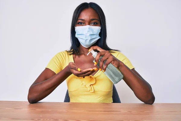 Νεαρή Αφρικανή Αμερικανίδα Που Φοράει Ιατρική Μάσκα Κρατώντας Τζελ Καθαρισμού — Φωτογραφία Αρχείου