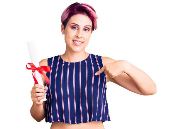 Mladá Krásná Žena Růžovými Vlasy Držící Diplom Ukazující Prstem Jednu — Stock fotografie