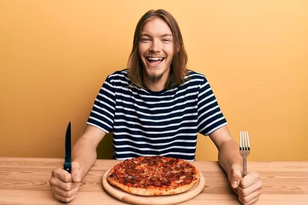 Knappe Blanke Man Met Lang Haar Die Lekkere Pepperoni Pizza — Stockfoto