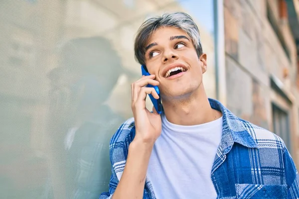 Genç Spanyol Adam Gülümsüyor Şehirdeki Akıllı Telefondan Konuşuyor — Stok fotoğraf