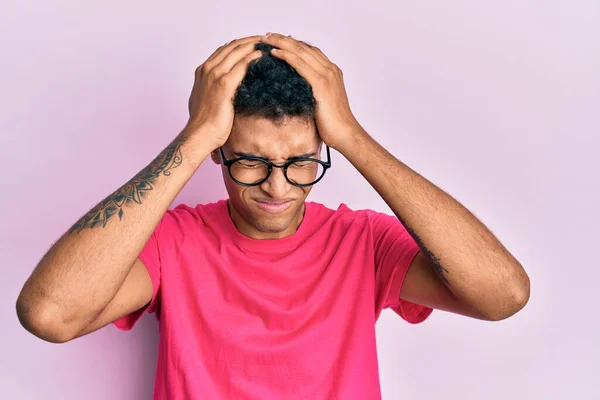Jonge Knappe Afro Amerikaanse Man Met Een Bril Een Roze — Stockfoto
