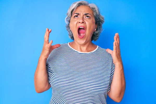 Ältere Hispanische Grauhaarige Frau Lässiger Kleidung Verrückt Und Verrückt Schreien — Stockfoto