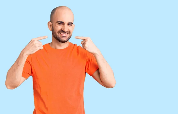 Jovem Bonito Homem Respondendo Casual Shirt Sorrindo Alegre Mostrando Apontando — Fotografia de Stock