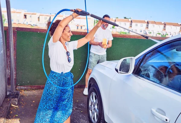 Orta Yaşlı Güzel Bir Çift Günlük Kıyafetler Giyip Mutlu Gülümsüyor — Stok fotoğraf