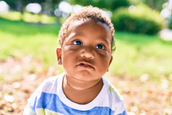 Förtjusande Afrikansk Amerikansk Småbarn Sitter Gräset Parken — Stockfoto