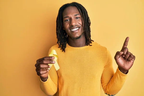 Afro Amerikaanse Man Met Vlechten Die Zelfmoord Voorkomen Geel Lint — Stockfoto