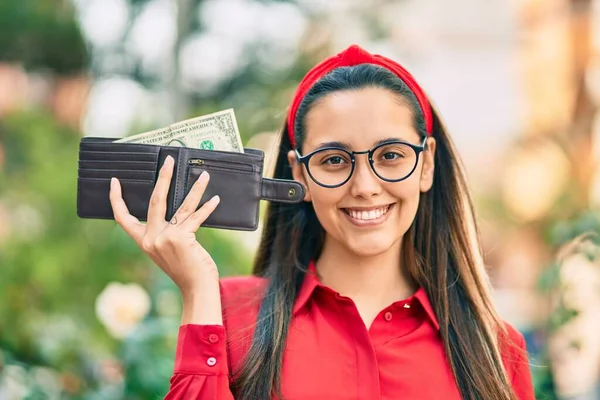 Joven Mujer Hispana Sonriendo Feliz Sosteniendo Billetera Con Dólar Ciudad — Foto de Stock