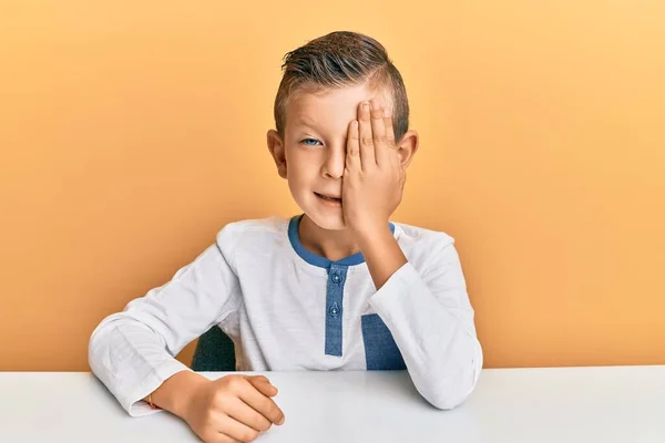 Förtjusande Kaukasiska Unge Klädd Casual Kläder Sitter Bordet Täcker Ett — Stockfoto