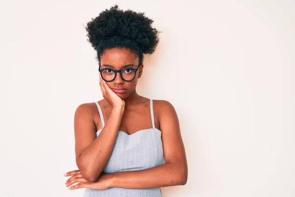Young African American Woman Wearing Casual Clothes Glasses Thinking Looking — Stock Photo, Image