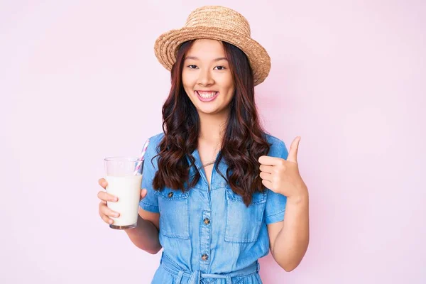 Jong Mooi Chinees Meisje Dragen Zomer Hoed Met Glas Melk — Stockfoto