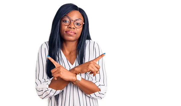 Jeune Femme Afro Américaine Portant Des Vêtements Décontractés Des Lunettes — Photo