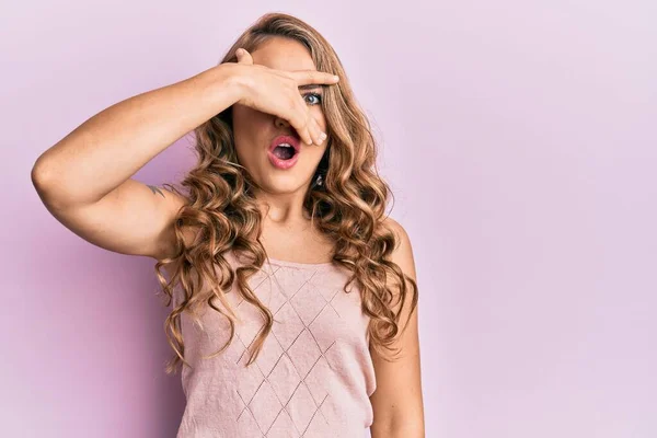 Jong Blond Meisje Dragen Casual Kleding Gluuren Shock Bedekking Gezicht — Stockfoto