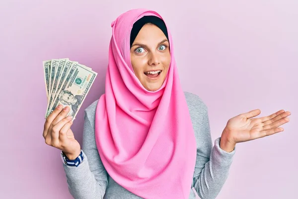 Jonge Blanke Vrouw Draagt Islamitische Hijab Met Bankbiljetten Van Dollar — Stockfoto