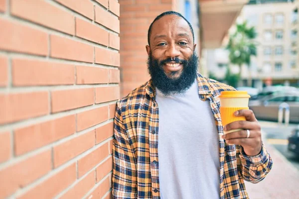 Guapo Hombre Afroamericano Moderno Con Barba Sonriendo Positivo Pie Calle —  Fotos de Stock