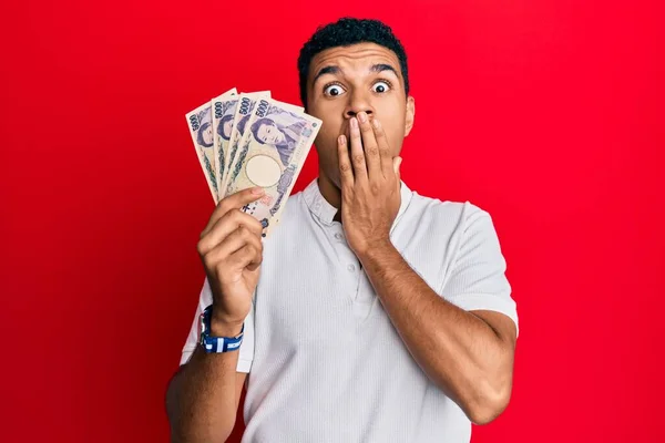 Hombre Árabe Joven Sosteniendo Billetes Yen Japoneses Cubriendo Boca Con — Foto de Stock