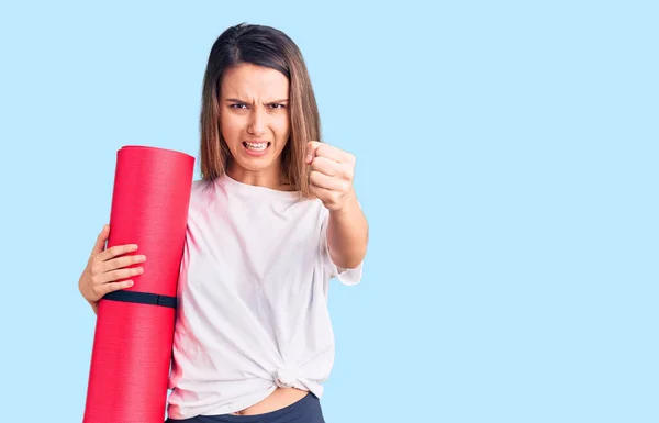 Jeune Belle Fille Tenant Tapis Yoga Ennuyé Frustré Criant Avec — Photo