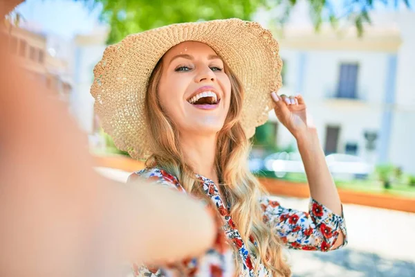 Giovane Bella Donna Bionda Vacanza Indossando Cappello Estivo Sorridente Felice — Foto Stock