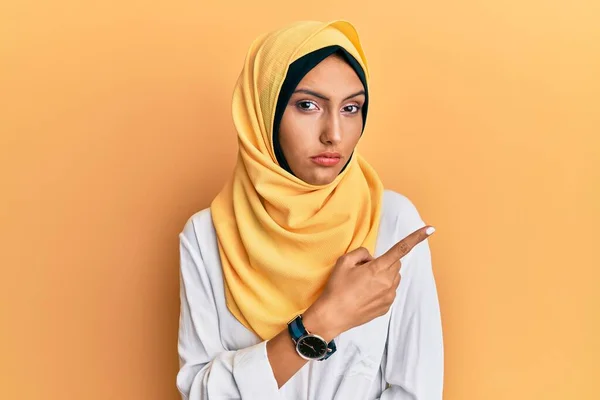 Junge Brünette Araberin Mit Traditionellem Islamischen Hijab Schal Die Mit — Stockfoto