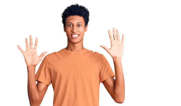 年轻的非洲裔美国人穿着休闲装 用十号手指指尖 面带微笑 自信而快乐 — 图库照片