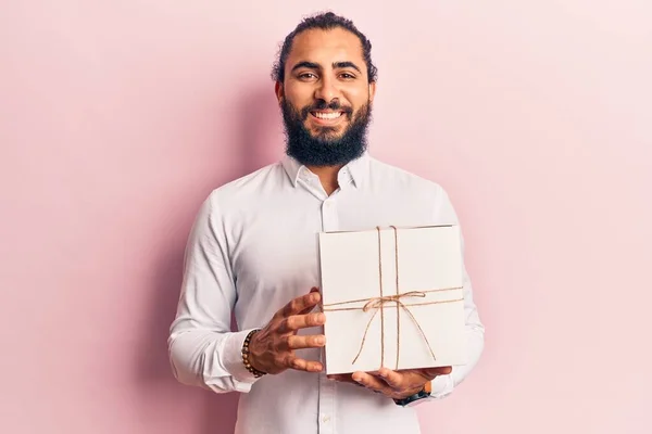 Ung Arabisk Man Håller Gåva Ser Positiv Och Glad Stående — Stockfoto