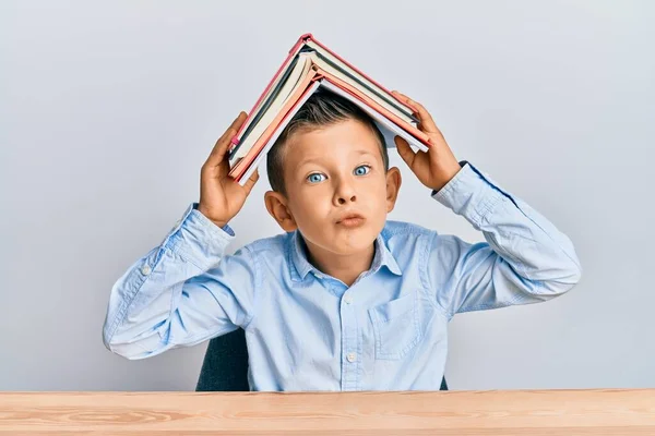 Adorable Niño Caucásico Sosteniendo Libro Cabeza Mirando Cámara Soplando Beso — Foto de Stock